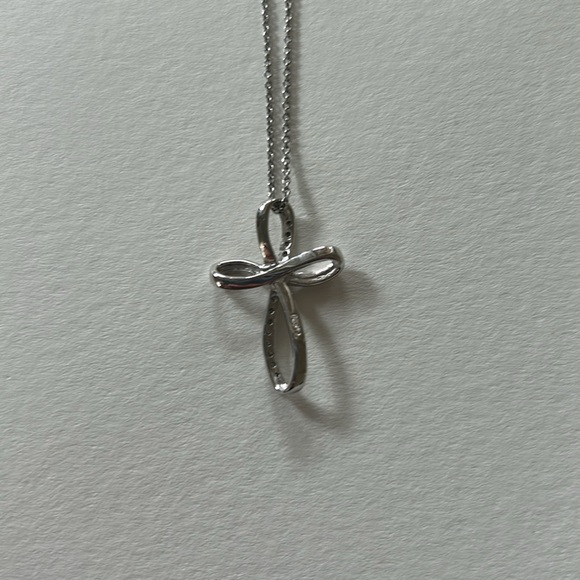 Dainty Silver cross necklace with small diamonds (real) - Picture 4 of 7